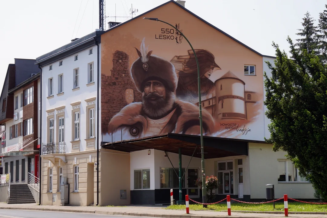 Mural na kamienicy w Lesku