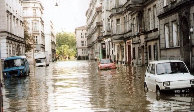 Ludzie płaczą i błagają Boga, żeby nie było powtórki. W 1997 roku miasto przeżyło horror [ZDJĘCIA] - Zdjęcie główne