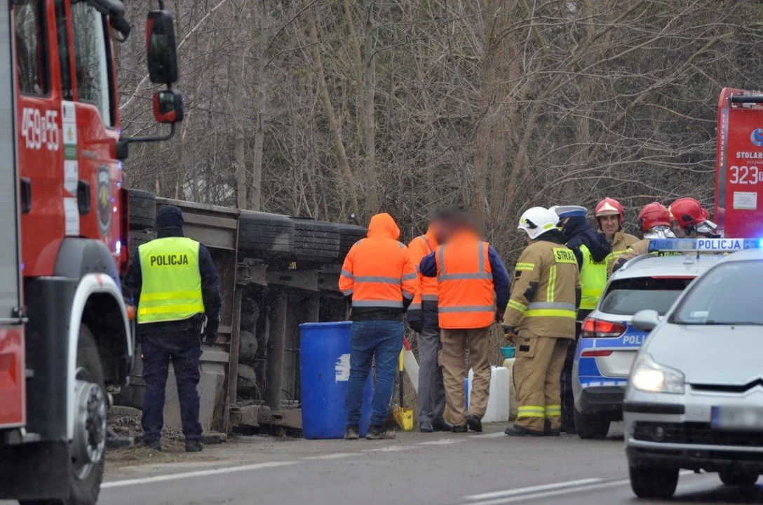 Wypadek tira na drodze wojewódzkiej w Kolbuszowej Dolnej