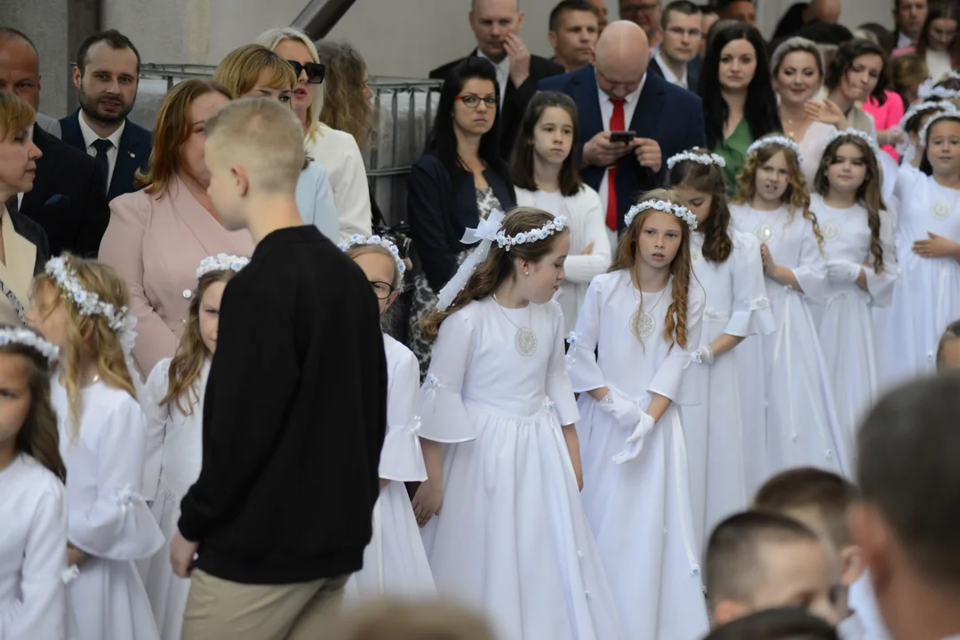 Pierwsza Komunia Święta dzieci ze Szkoły Podstawowej numer 10 w Tarnobrzegu. Parafia Matki Bożej Nieustającej Pomocy