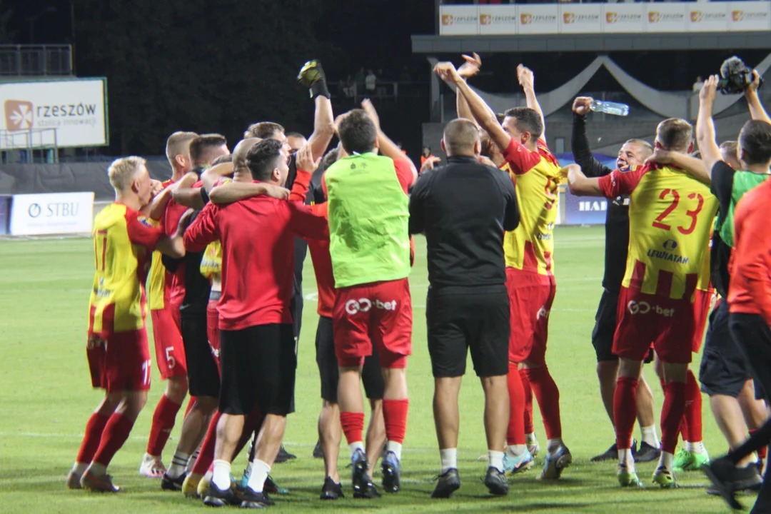 Rz24: Puchar Polski: Stal Rzeszów 3-3 (6-7) Korona Kielce