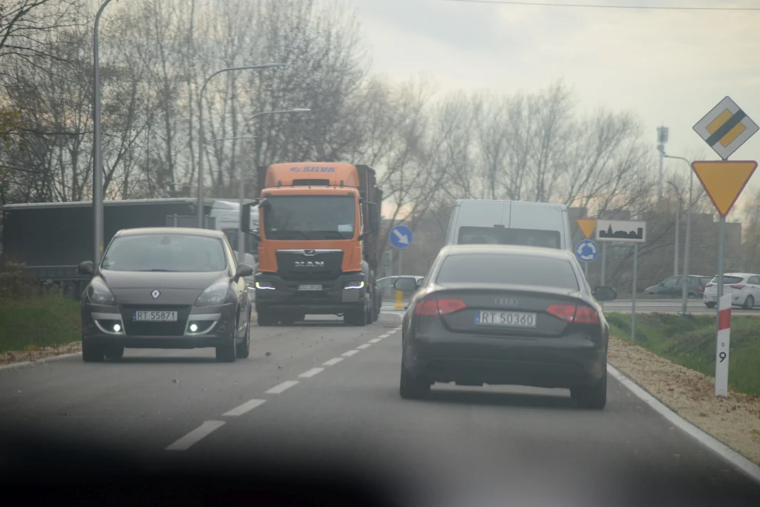 Uroczyste otwarcie obwodnicy Tarnobrzega - pierwsze pojazdy na tej drodze