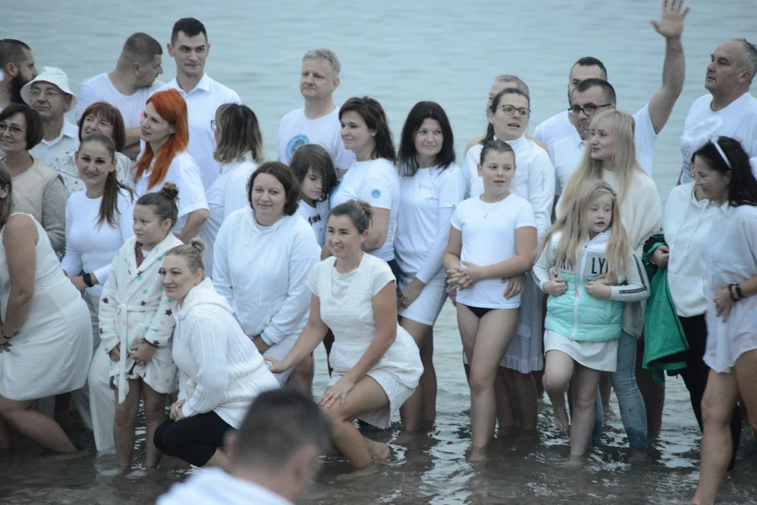 "Jezioro Aniołów" nad Jeziorem Tarnobrzeskim - wejście do wody o wschodzie słońce