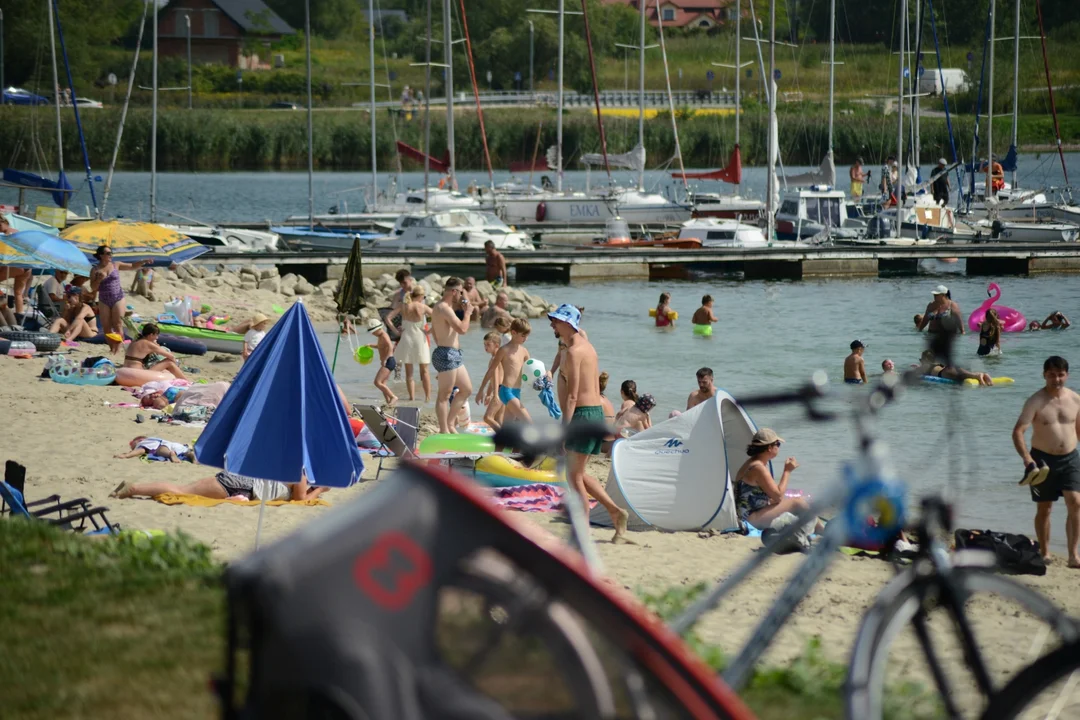 Tłumy nad Jeziorem Tarnobrzeskim - zobacz zdjęcia z sobotniego plażowania