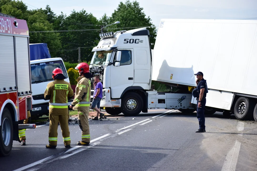 Wypadek z udziałem 2 samochodów ciężarowych w Hadykówce