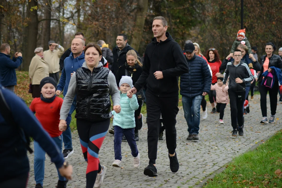 Tłumy na Biegu Historycznym "Dzieci dla Niepodległej" w Tarnobrzegu. Blisko 200 uczestników pobiegło alejkami Parku Dzikowskiego