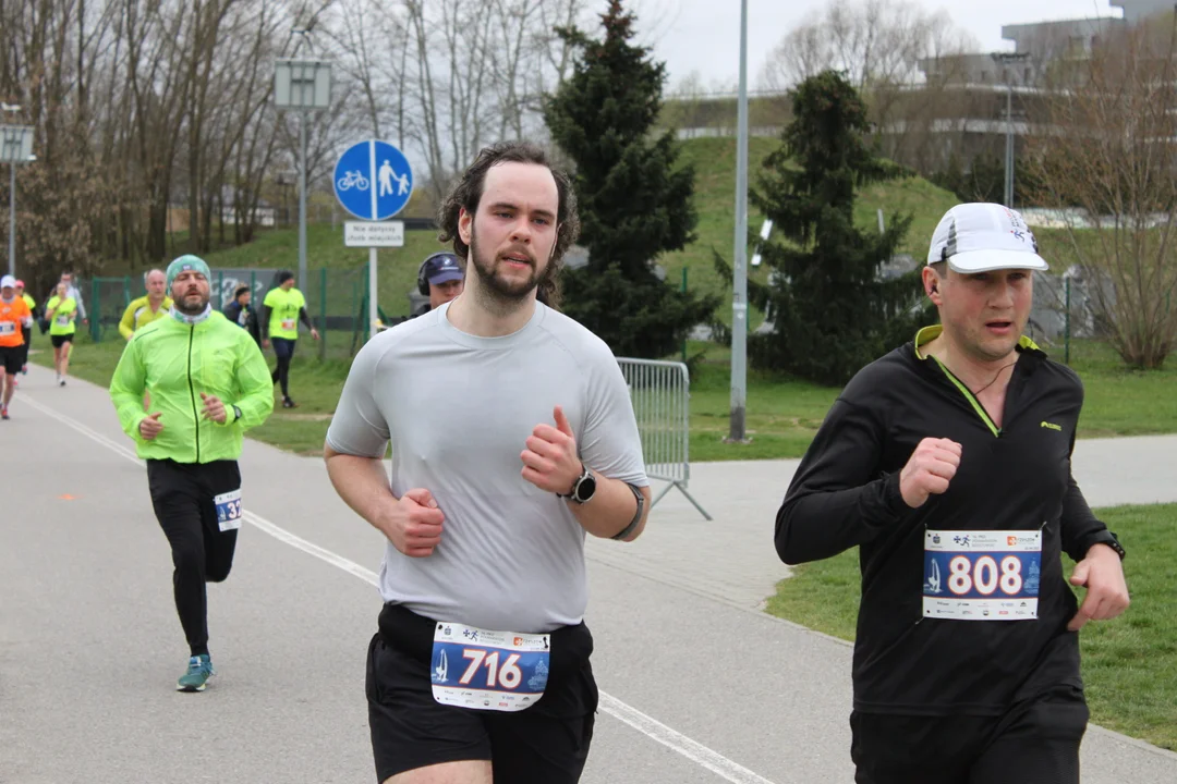 16. PKO Półmaraton Rzeszowski. Szczęśliwi biegacze na trasie oraz na meci