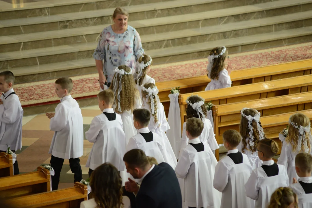 Pierwsza Komunia Święta dzieci ze Szkoły Podstawowej numer 10 w Tarnobrzegu. Parafia Matki Bożej Nieustającej Pomocy
