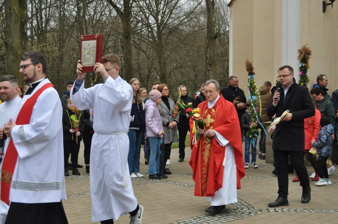 Parafianie w Przecławiu świętowali z pięknymi palmami własnego wykonania