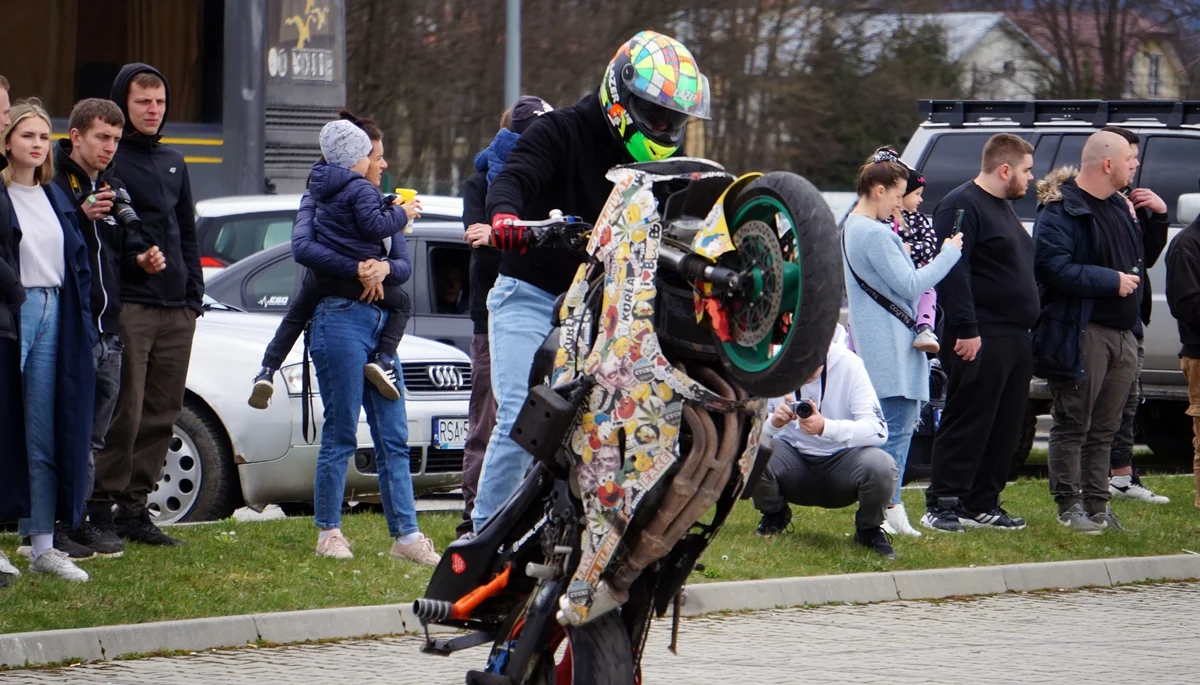 Lesko. Charytatywny piknik motoryzacyjny przyciągnął rzesze mieszkańców. Cel? Pomoc w odbudowie domu Barbary i Artura [ZDJĘCIA] - Zdjęcie główne