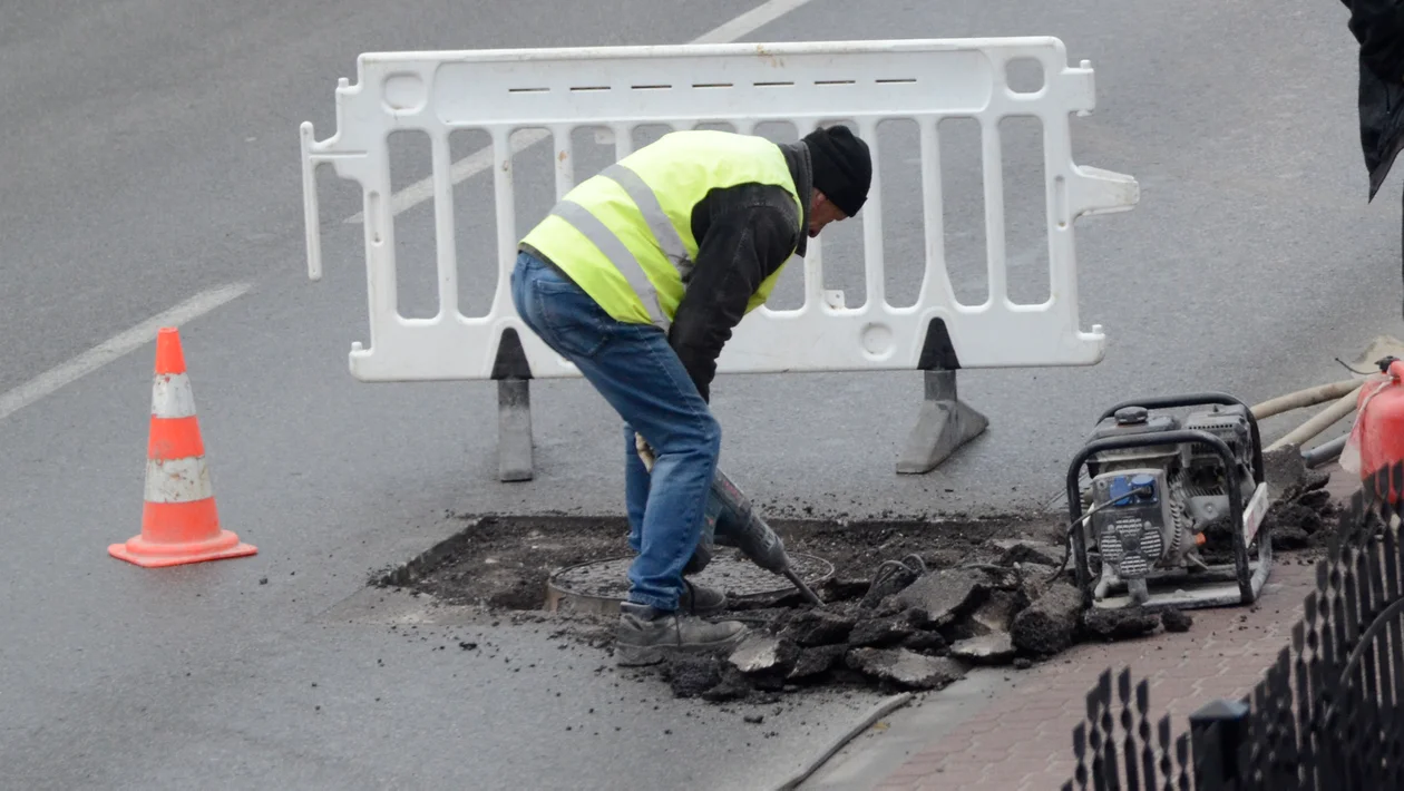 Prace remontowe na ulicy Obrońców Pokoju w Kolbuszowej. - Dlaczego wtedy jak jest najwięszy ruch? - pyta Czytelnik - Zdjęcie główne