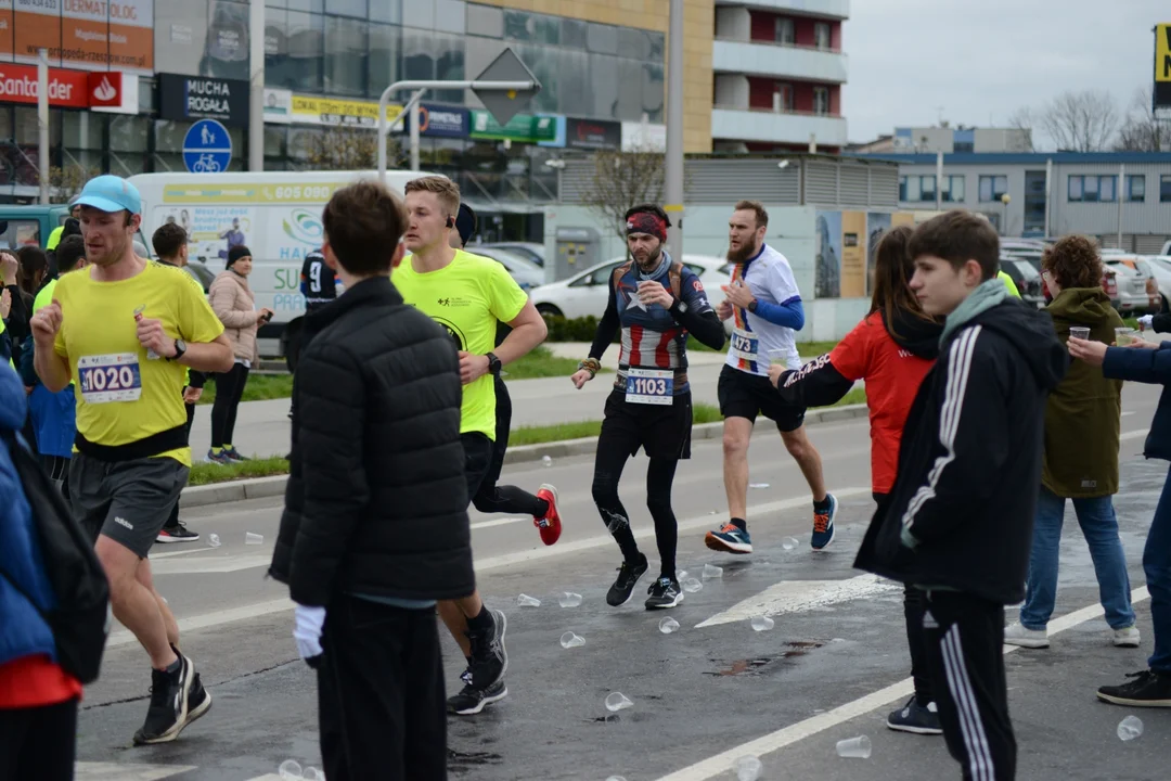 16. PKO Półmaraton Rzeszowski oraz 8. PKO Sztafeta Półmaratońska w Rzeszowie - dużo zdjęć z trasy i mety