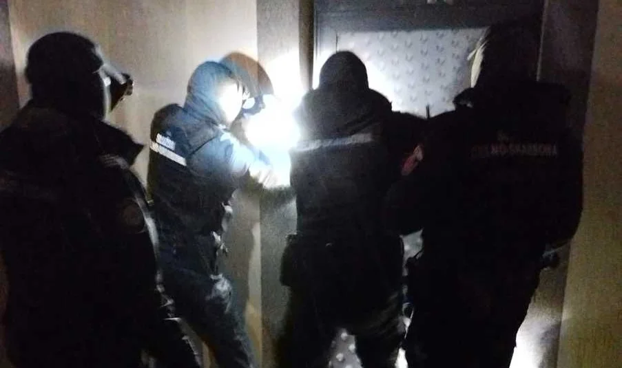 Funkcjonariusze wyważyli drzwi i siłą weszli do lokalu na ul. Polnej w Kolbuszowej. Zabezpieczyli nielegalny sprzęt [ZDJĘCIA] - Zdjęcie główne