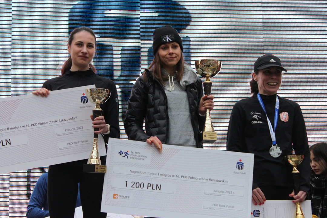 PKO Półmaraton Rzeszowski. Zwycięzcy na podium na skwerze Millenium Hall