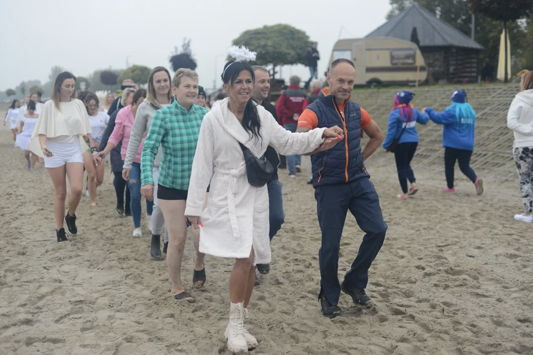 "Jezioro Aniołów" nad Jeziorem Tarnobrzeskim - zatańczyli poloneza na plaży