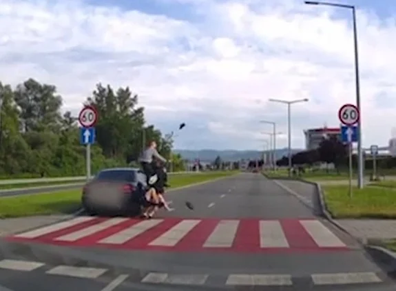 Kierowca nawet nie próbował hamować. Trzech nastolatków przeleciało przez maskę BMW. Policja: Obejrzyjcie ten film ku przestrodze - Zdjęcie główne