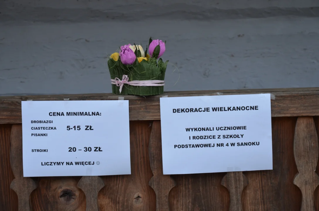 Uczniowie Szkoły Podstawowej nr 4 na swoim stoisku w sanockim skansenie