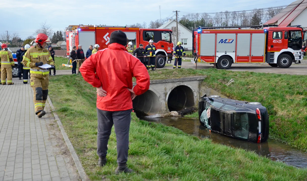 Auto w rzece w Kolbuszowej Górnej. Służby ratunkowe interweniują przy drodze krajowej nr 9 [ZDJĘCIA - MAPA] - Zdjęcie główne