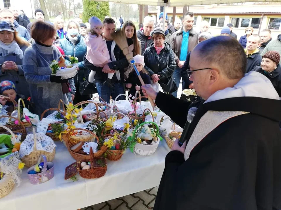 Wielka Sobota w Tarnobrzegu. Tłumy w kościołach na święceniu pokarmów. Zobacz Groby Pańskie [ZDJĘCIA] - Zdjęcie główne