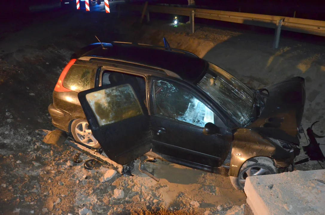 Besko-Zarszyn. Samochód uderzył w betonowe bariery i wypadł z drogi. Trzy osoby poszkodowane [ZDJĘCIA] - Zdjęcie główne