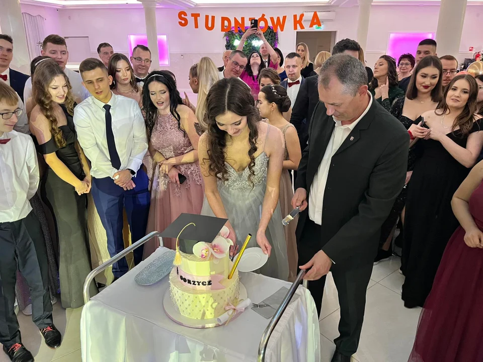 Trwa sezon studniówkowy na północy Podkarpacia. Tak bawili się przyszli maturzyści i maturzystki z Zespołu Szkół im. porucznika Józefa Sarny w Gorzycach [ZDJĘCIA] - Zdjęcie główne