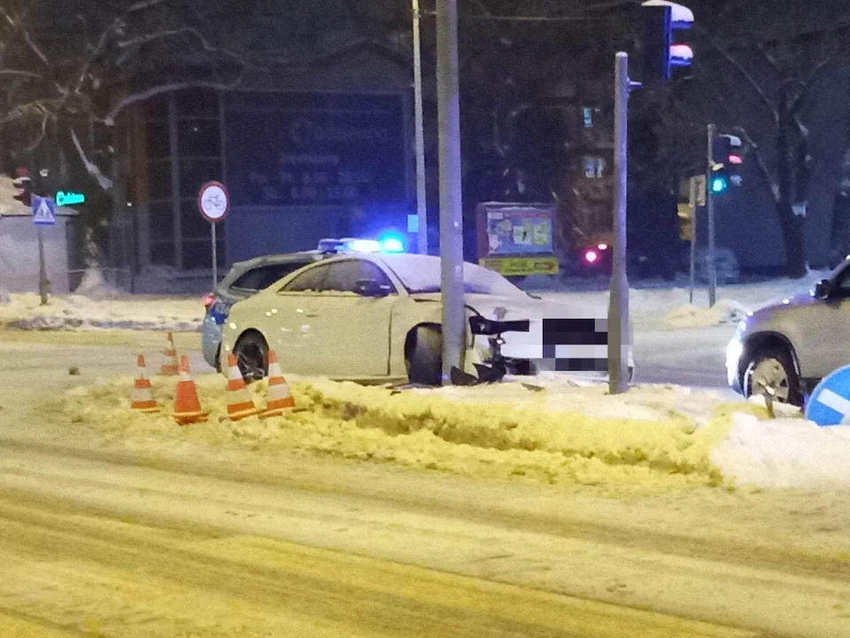 Kolizja na Sienkiewicza. Osobówką wjechał w latarnię [ZDJĘCIA] - Zdjęcie główne