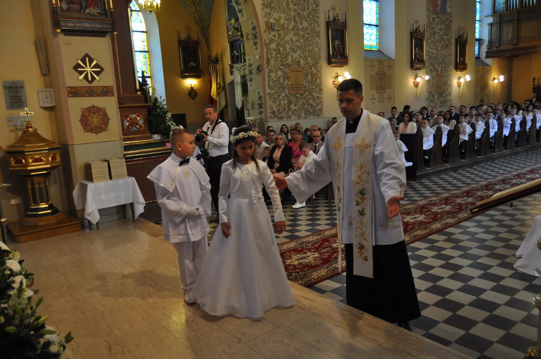 Uroczystość Pierwszej Komunii św. w Przecławiu dzieci z ZSP w Tuszymie