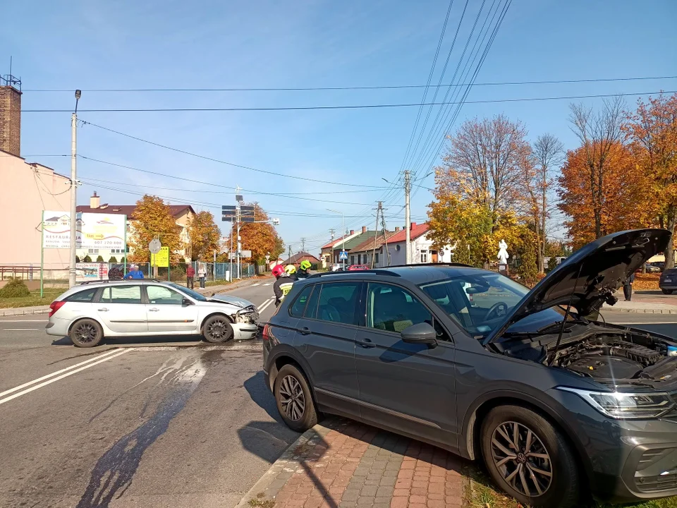 Czołowe zderzenie dwóch osobówek na skrzyżowaniu w centrum Raniżowa. Służby pracują na miejscu [AKTUALIZACJA - ZDJĘCIA - MAPA] - Zdjęcie główne