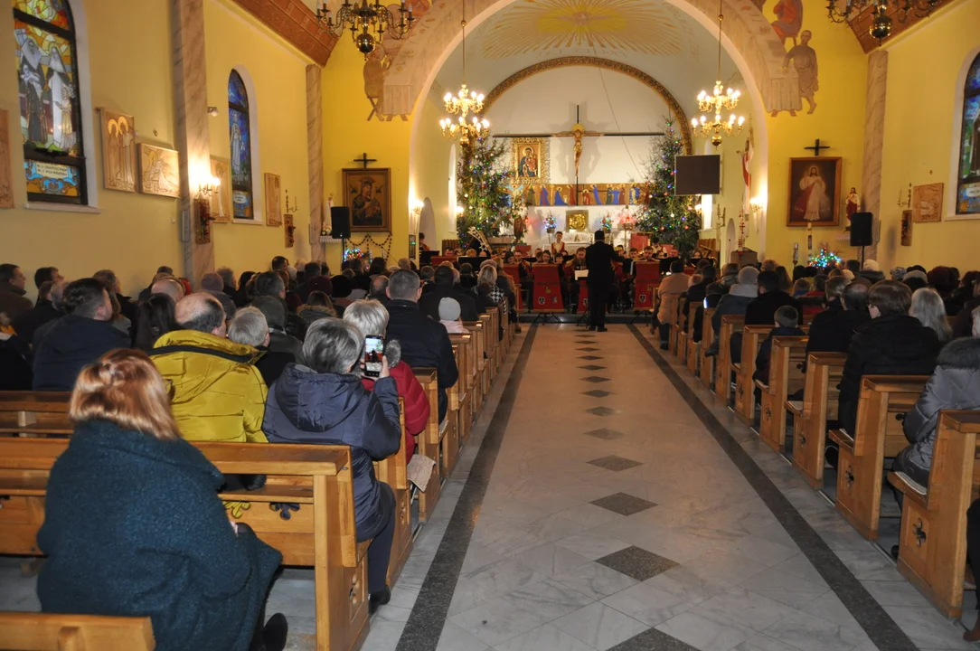 Koncert kolęd Orkiestry Dętej Dobrynin w kościele w Dobryninie