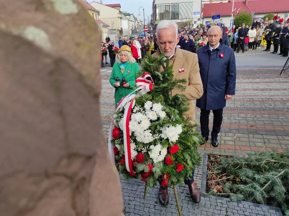 Narodowe Święto Niepodległości w Tarnobrzegu. Uroczystości przy pomniku Marszałka Józefa Piłsudskiego. - 104 lata temu narodziła się nowoczesna Polska - mówi prezydent miasta Dariusz Bożek [ZDJĘCIA - CZĘŚĆ 1]