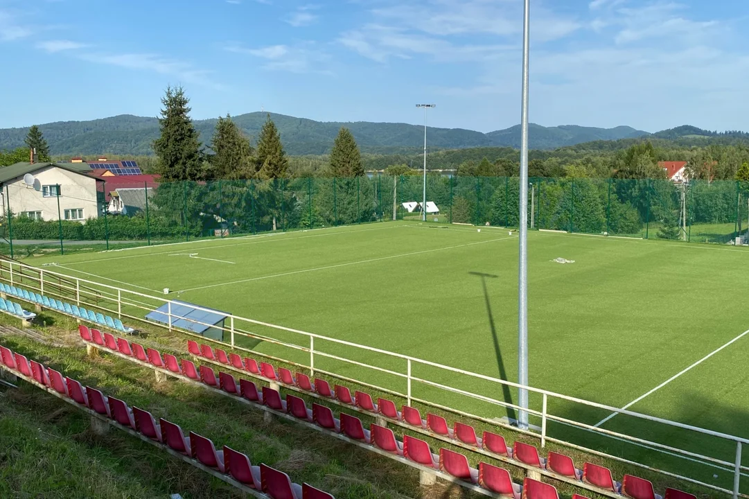 Nowa nawierzchnia i zaplecze sportowo-rekreacyjne. Dobiega końca przebudowa stadionu sportowego w Polańczyku [ZDJĘCIA] - Zdjęcie główne