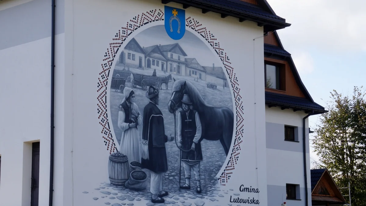 Wizualna podróż w czasie, ukazująca niezwykłą historię Lutowisk. Na ścianie urzędu gminy powstał mural [ZDJĘCIA] - Zdjęcie główne