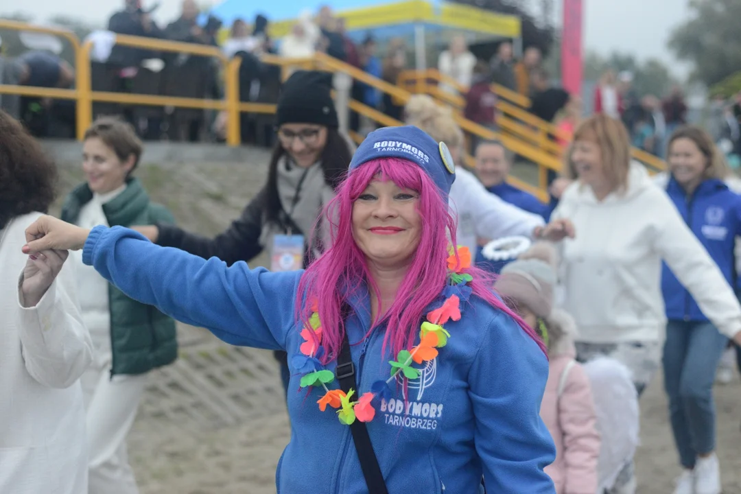 "Jezioro Aniołów" nad Jeziorem Tarnobrzeskim - zatańczyli poloneza na plaży