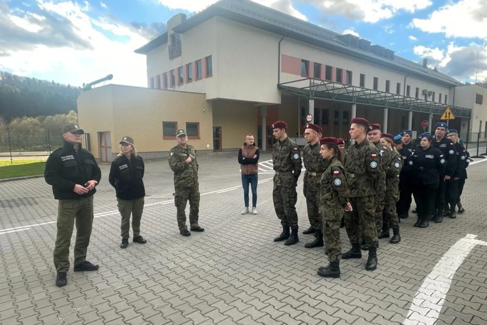 Uczniowie klas mundurowych odwiedzieli bieszczadzkie placówki straży granicznej. Zobaczyli, jak wygląda praca pograniczników [ZDJĘCIA] - Zdjęcie główne