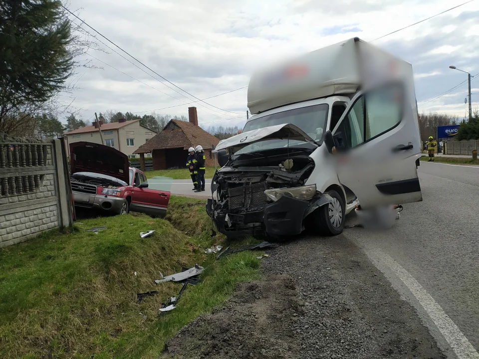 Wypadek na drodze wojewódzkiej relacji Kolbuszowa - Sędziszów. Na skrzyżowaniu w Bukowcu zderzyły się dwa samochody [ZDJĘCIA - MAPA] - Zdjęcie główne