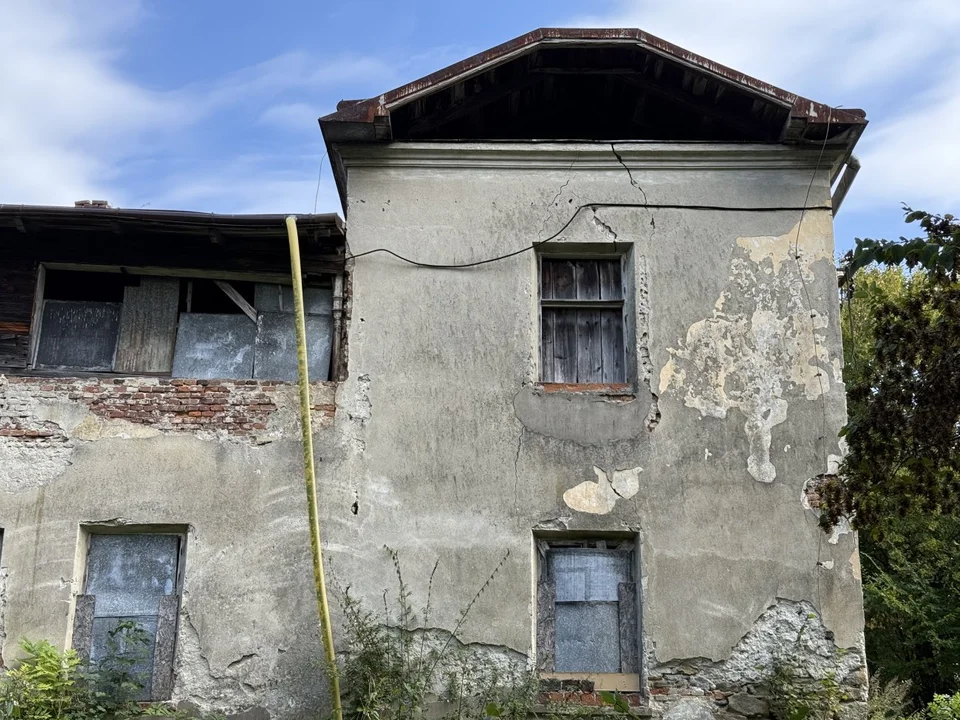 Ruiny budynku w Uhercach Mineralnych