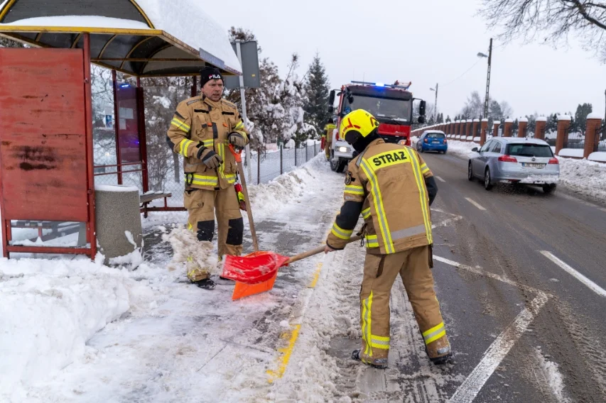 Strażacy z OSP pomagają w odśnieżaniu miasta! Podziękowania od prezydenta [ZDJĘCIA]