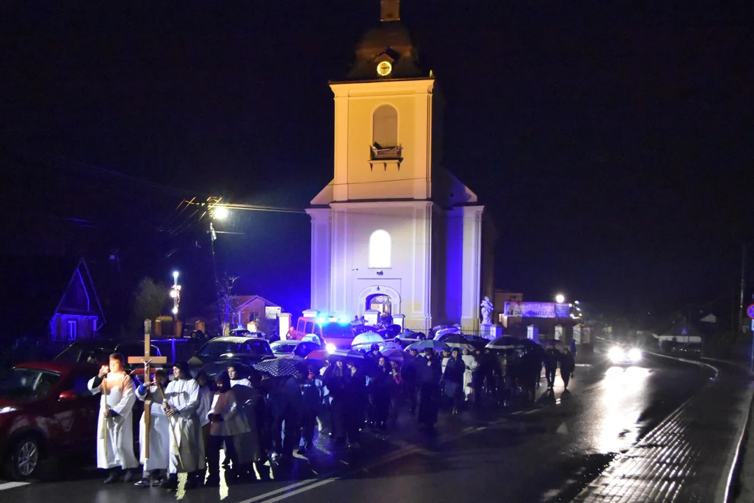 Parafianie z Raniżowa uczcili pamięć Św. Jana Pawła II. Przemaszerowali ulicami wsi [ZDJĘCIA] - Zdjęcie główne