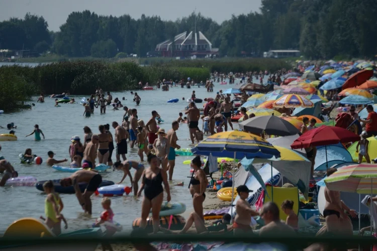 Jezioro Tarnobrzeskie w niedzielne południe