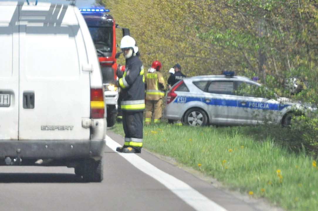 Dachowanie samochodu na drodze wojewódzkiej w Świerczowie