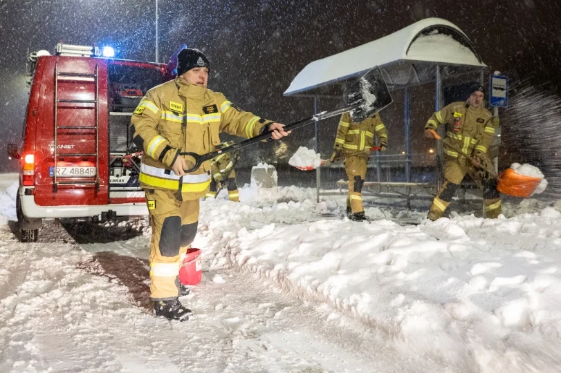 Strażacy z OSP pomagają w odśnieżaniu miasta! Podziękowania od prezydenta [ZDJĘCIA] - Zdjęcie główne