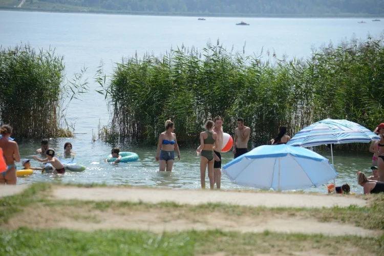 Jezioro Tarnobrzeskie w niedzielne południe