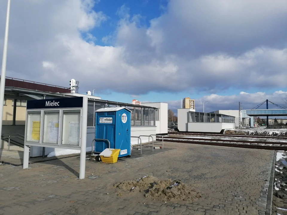 Modernizacja terenu wokół stacji kolejowej. Budowa dróg, chodników, parkingów. Demontaż rampy rozładunkowej.