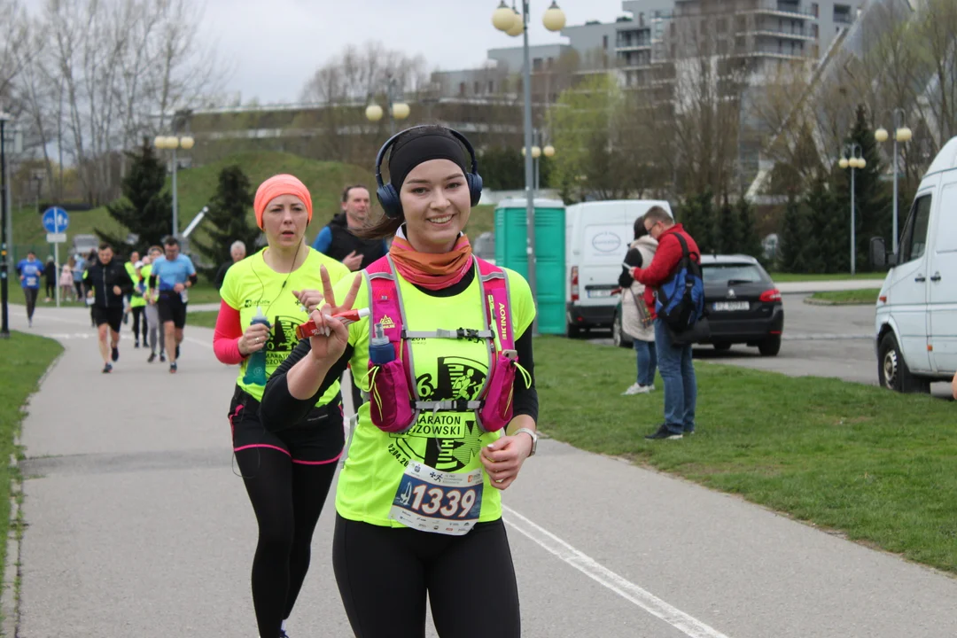 16. PKO Półmaraton Rzeszowski. Szczęśliwi biegacze na trasie oraz na meci