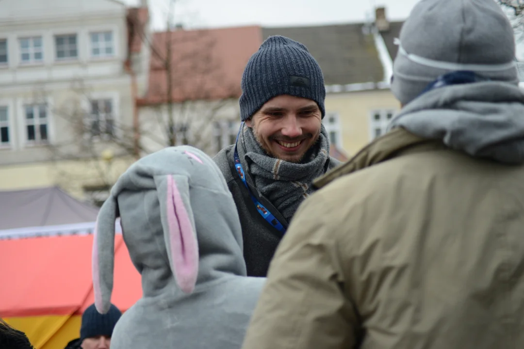 Rekord Polski dla Bartoszka Jędrasika chorego na SMA. W Tarnobrzegu zgromadziło się ponad 500 osób przebranych za króliki