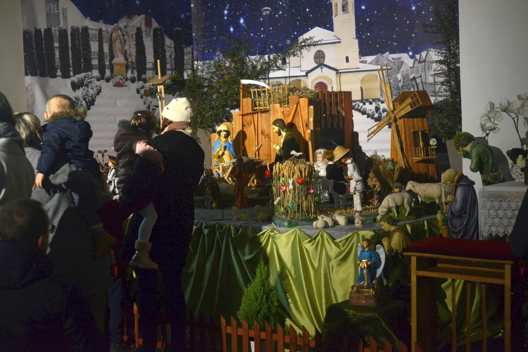 Ruchome elementy, papież Jan Paweł II, drewniane rzeźby. Szopki bożonarodzeniowe w tarnobrzeskich kościołach [ZDJĘCIA] - Zdjęcie główne