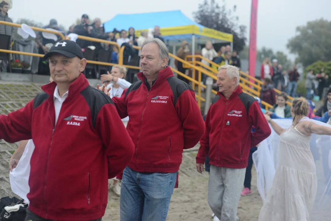 "Jezioro Aniołów" nad Jeziorem Tarnobrzeskim - zatańczyli poloneza na plaży