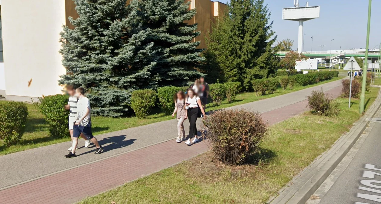 Mieszkańcy Mielca na zakupach, spacerze, w pracy i drodze ze szkoły uchwyceni przez kamery Google Street View