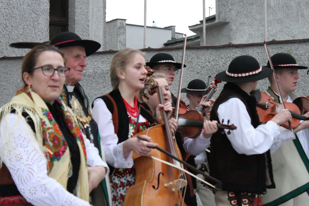 Orszak Trzech Króli w Rzeszowie. Kolęda pokoju z Zalesia do Katedry Rzeszowskiej