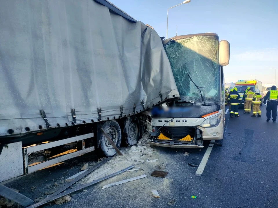 Wypadek na DK 77. Zderzenie autokaru z ciężarówką